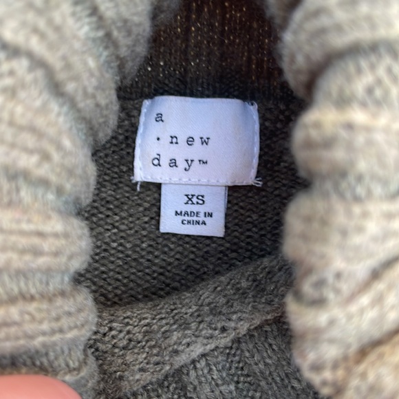 Green, Turtle Neck Sweater - Picture 2 of 3